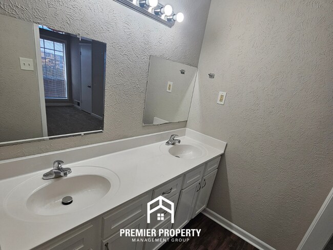 Building Photo - Newly Renovated 5BR Home with 2,334 Sq Ft, Fireplace & Fenced Yard in Memphis