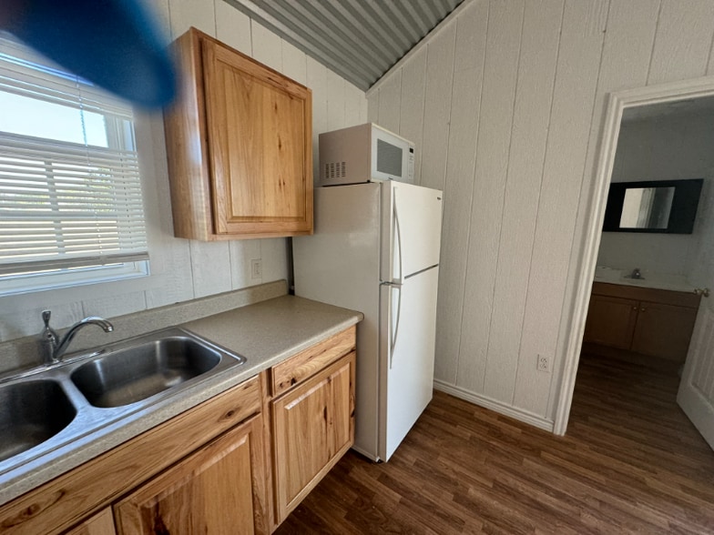 Building Photo - 930 County Rd 3390