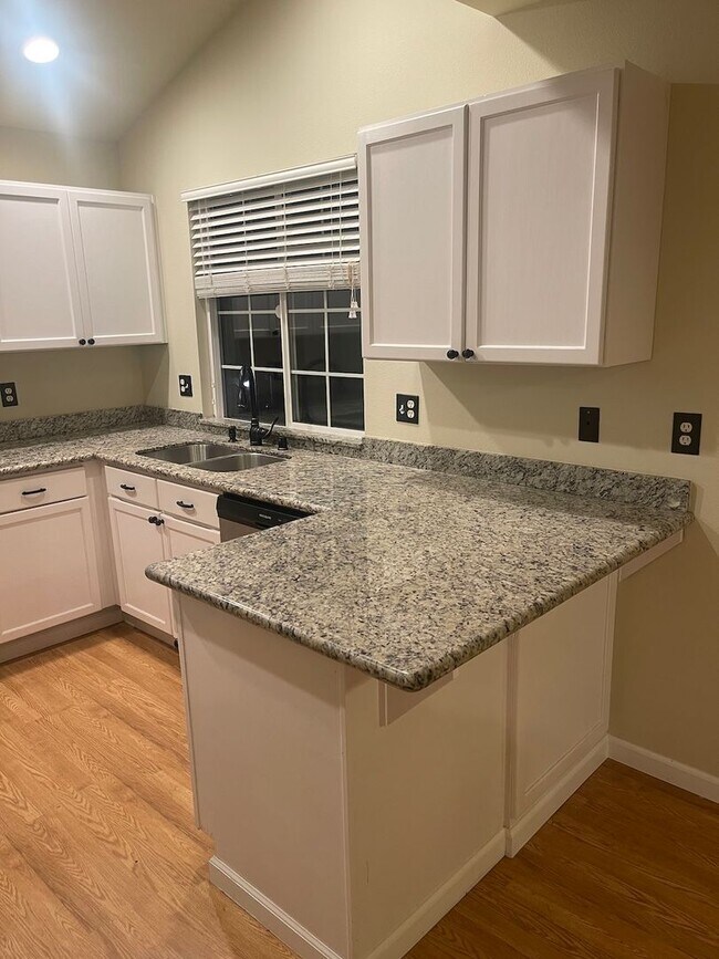 Building Photo - Spacious 4 Bedroom Home for Rent in Lake S...