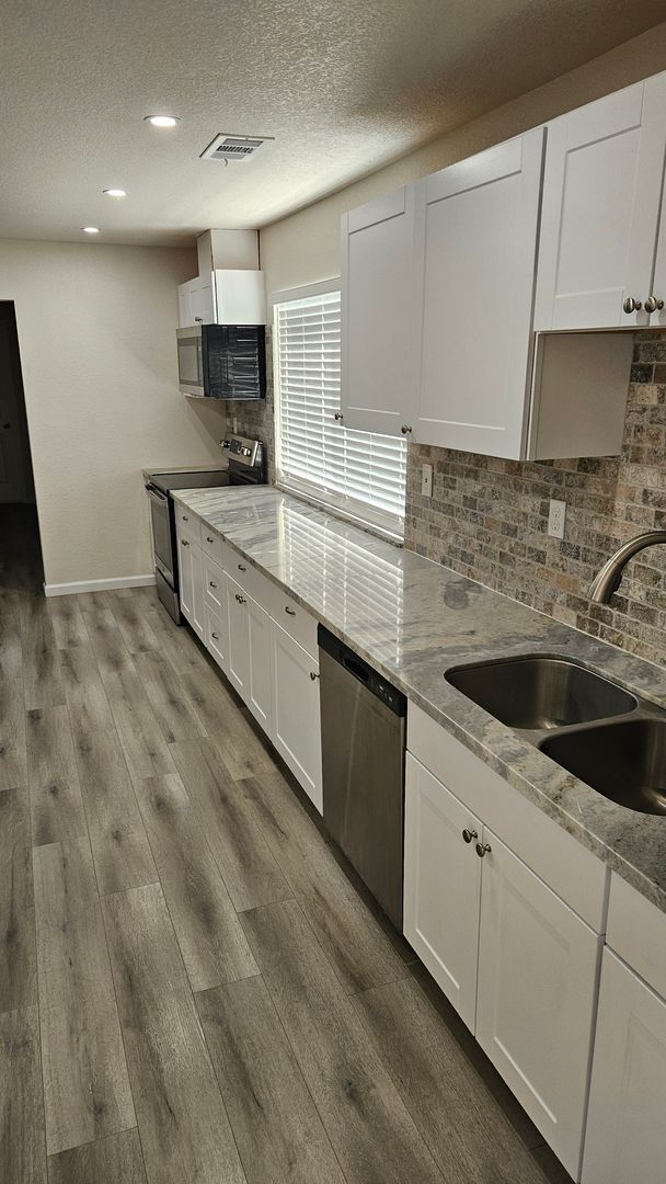 Building Photo - Large 3 bedroom 2 bath