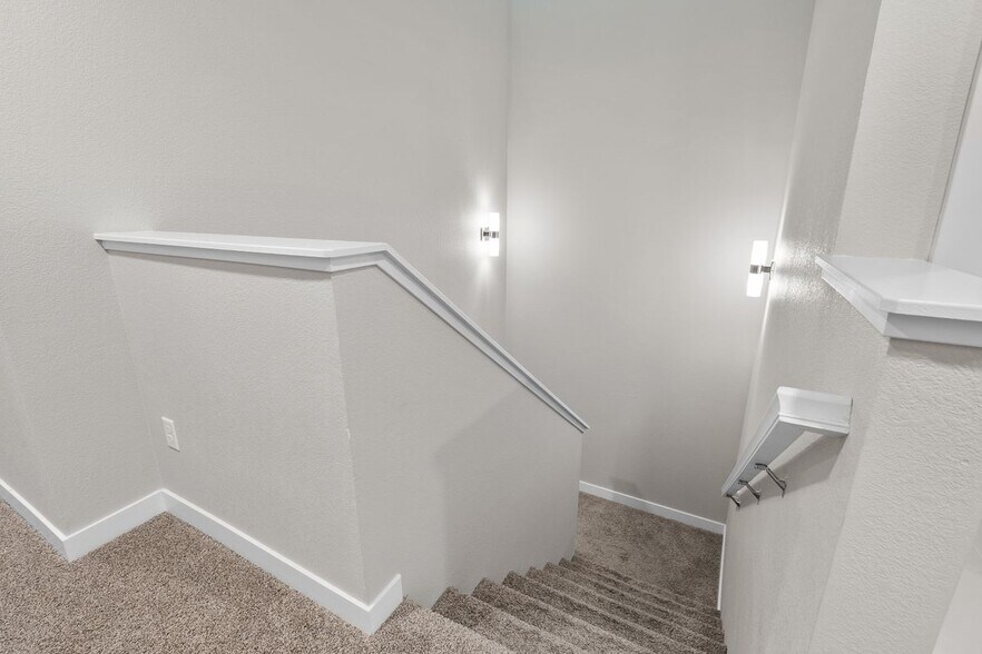 Building Photo - 350 High Point Dr