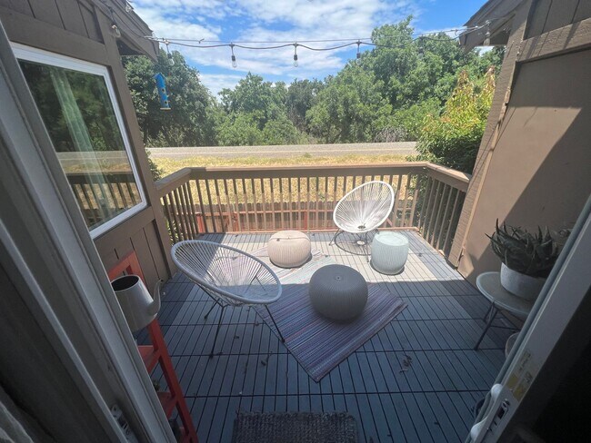 Building Photo - 3 Bed / 2.5 Bath | College Greens Townhome