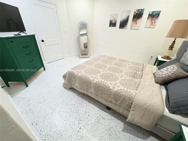 Building Photo - 1901 SW 9th St