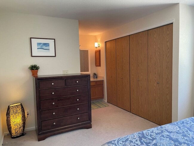 Building Photo - Charming 3b/2.5b Townhome In Louisville
