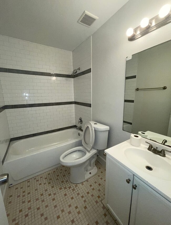 Building Photo - 3/2 Home Available now!