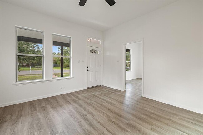 Building Photo - 707 W 7th St