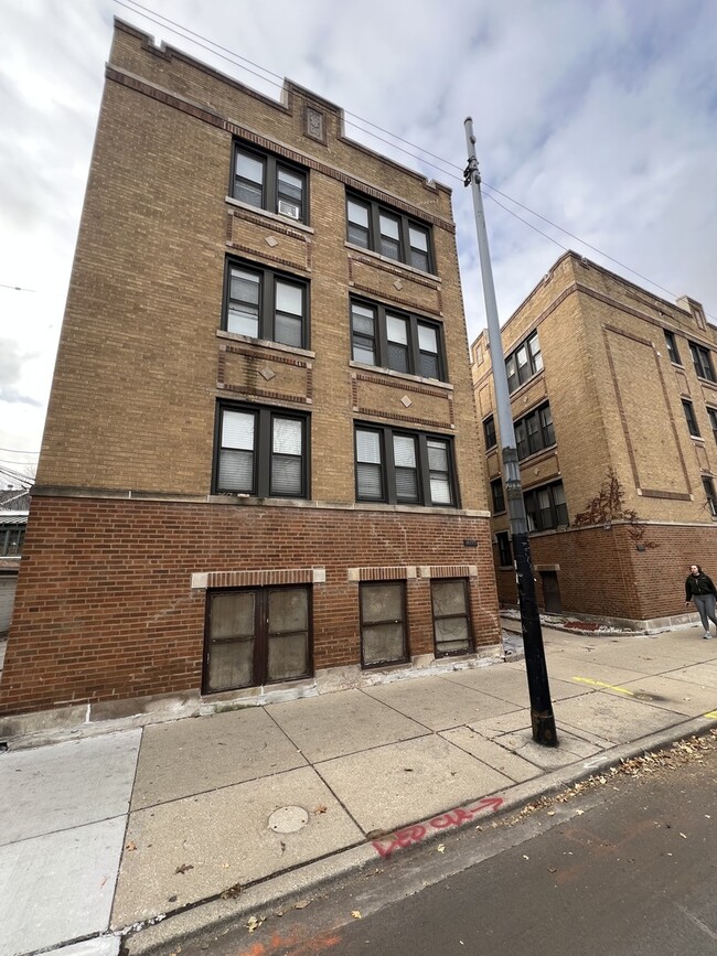 Building Photo - 1417 W Hutchinson St
