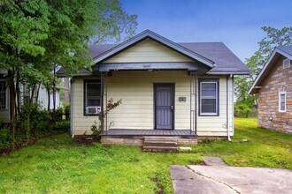 Building Photo - 1303 Division St