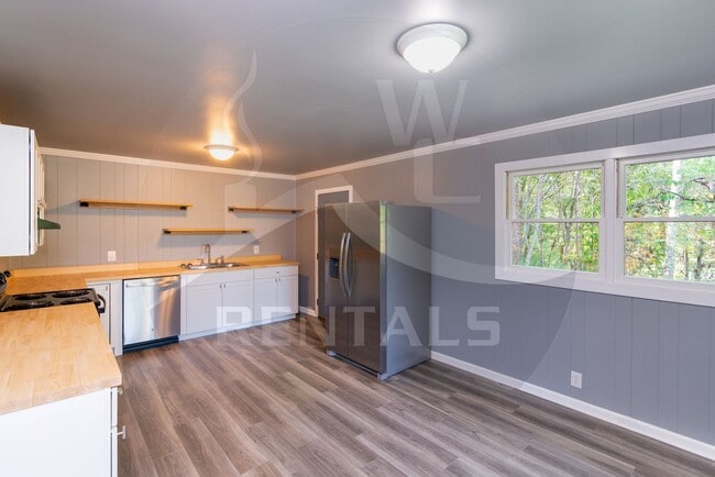 Building Photo - Beautifully remodeled 4 bedroom 2 bath home in Sylva available for year-long lease $2000 a month