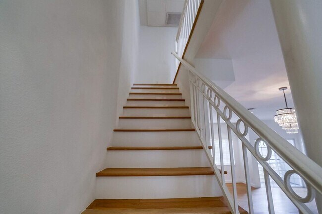 Building Photo - 852 N Poinsettia Pl
