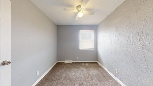 Building Photo - Elyria - updated 2 bedroom/1 bath townhouse.