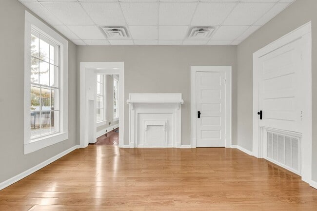 Building Photo - Spacious 3-bedroom, 2 full-bath property suited for residential living or commercial use