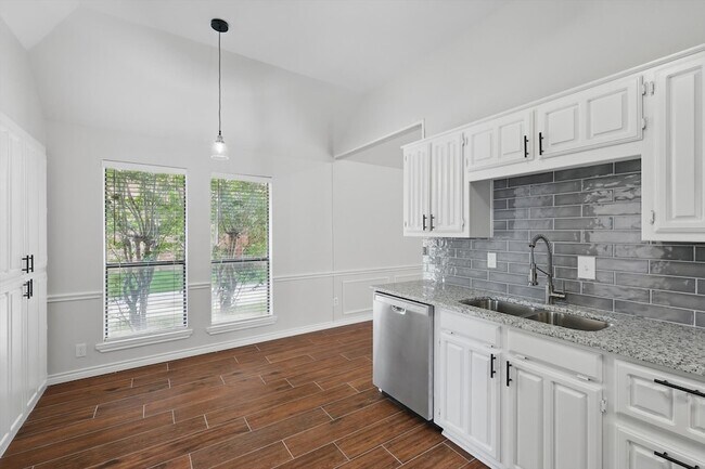 Building Photo - 501 Meadowood Ln