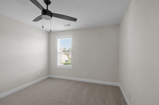 Building Photo - 4400 Laurel Rdg Dr
