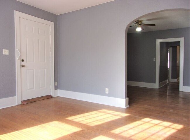 Building Photo - 1 BED 1 BATH 1 CAR DETACHED GARAGE CRESTWO...