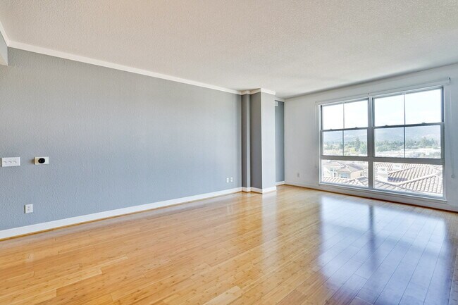 Building Photo - Large 2BR/2BA Condo with Spacious Balcony ...