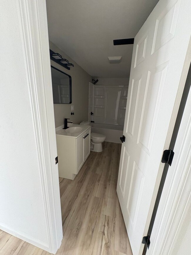 Building Photo - Newly Remodeled Charming 3bd2br Home!!