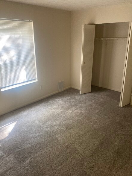 Building Photo - 1127 Bloomfield Rd