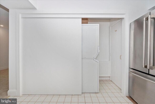 Building Photo - 5 President Point Dr