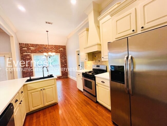 Building Photo - 3 Bed/2 Bath Home with Fenced Yard & Garage / Pet-Friendly / Available Now!