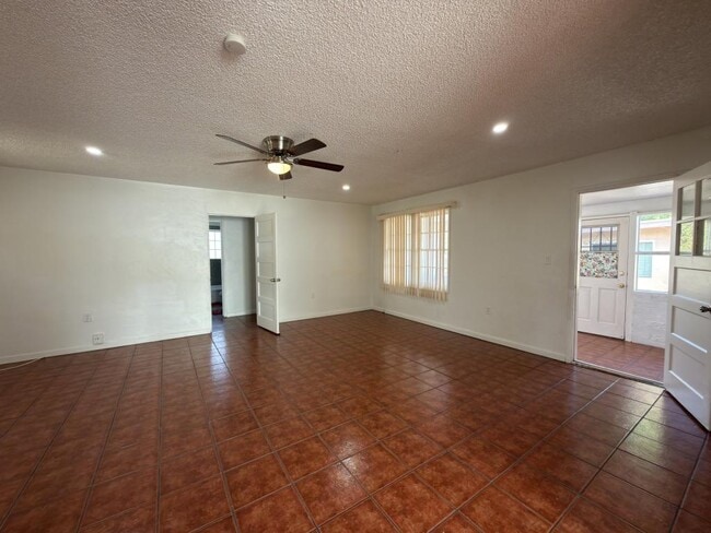 Building Photo - 986 Merritt Dr