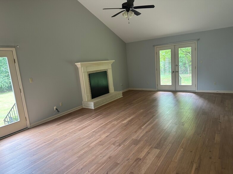 Large living room - 275 Woodcastle Dr