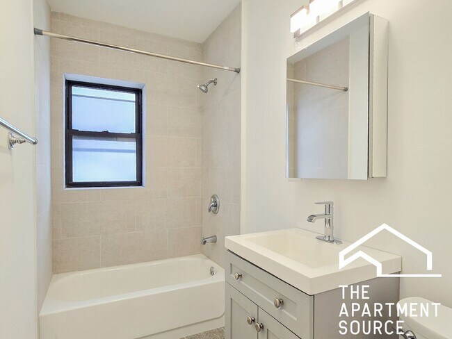 Building Photo - 516 W Cornelia Ave