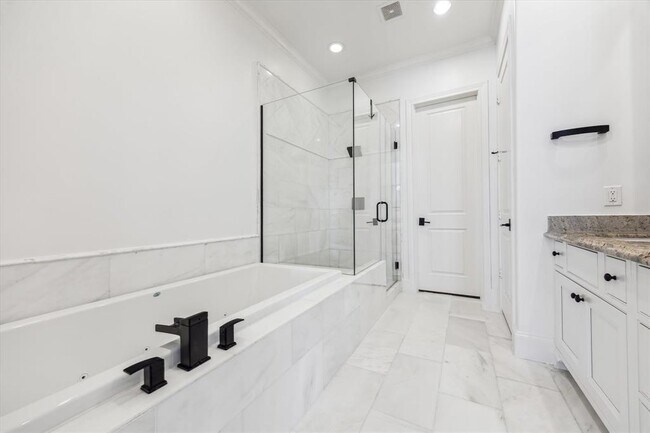 Building Photo - 3850 Glen Arbor Dr