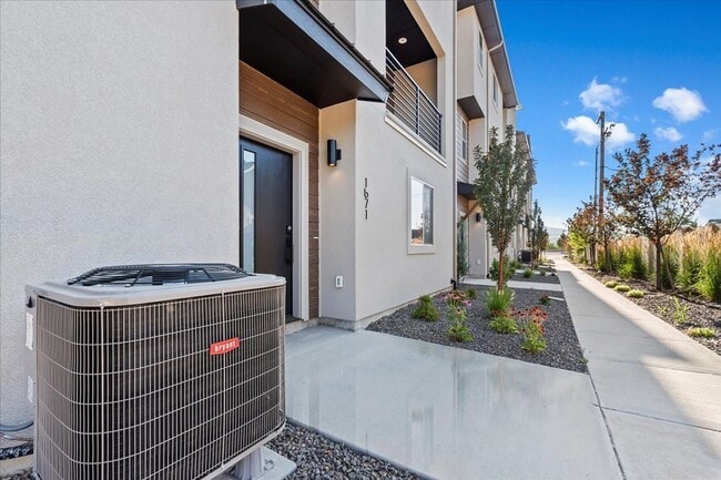 Building Photo - BRAND NEW 3 bed 3.5 bath townhouse