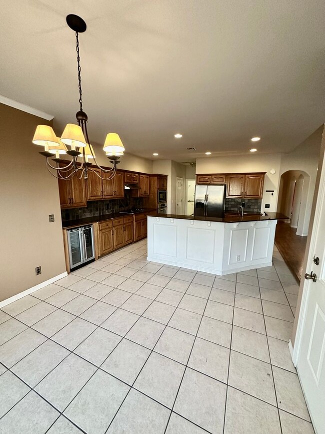 Building Photo - Stunning 3 bedroom, 3 bathroom Home in Des...