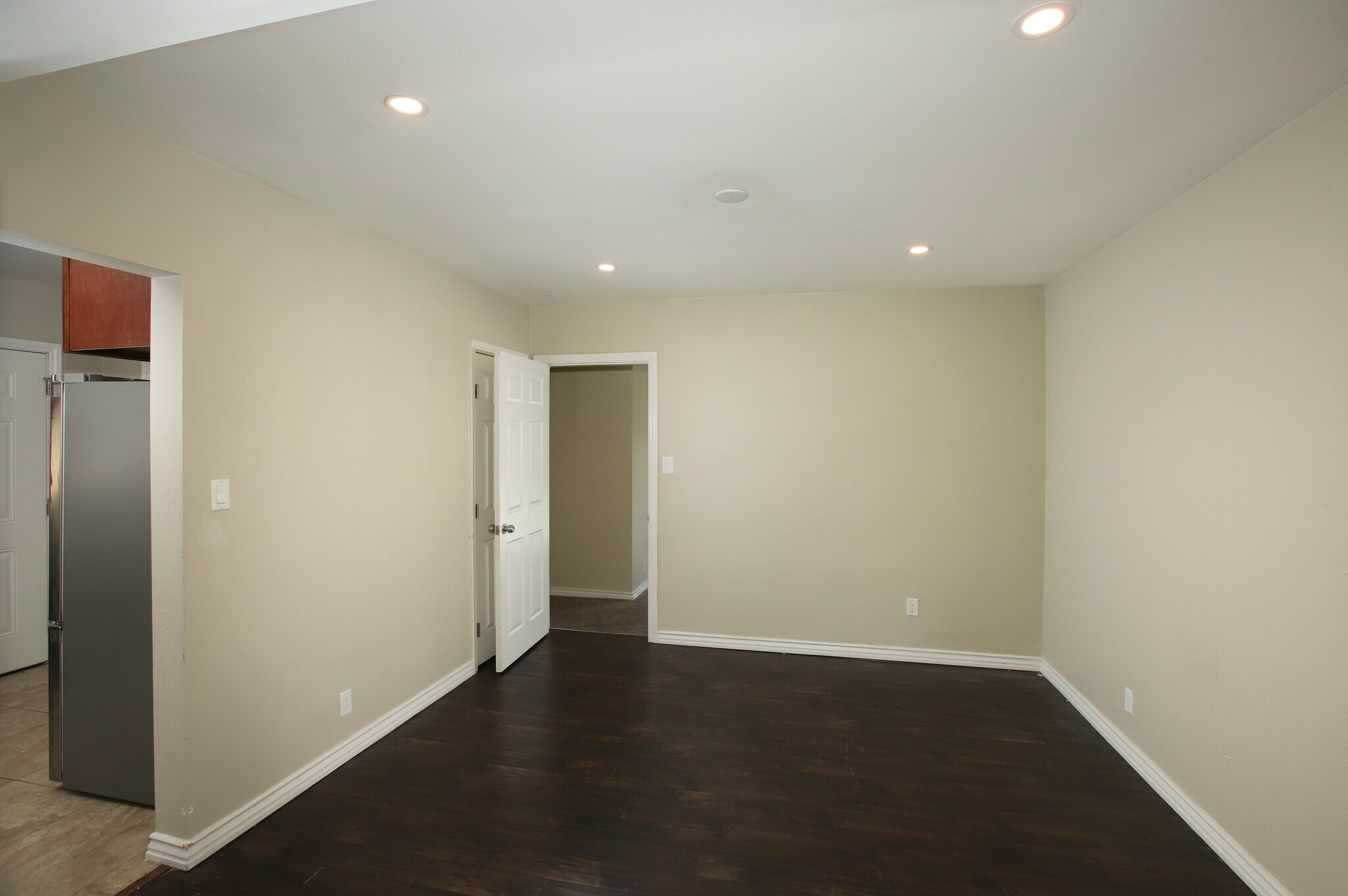 Building Photo - 9726 Mercedes Ave