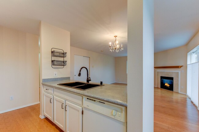 Building Photo - Commute-Friendly, Top-Floor, Totally Comfortable