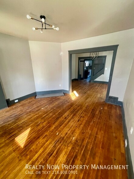 Building Photo - 2043 W 101st St