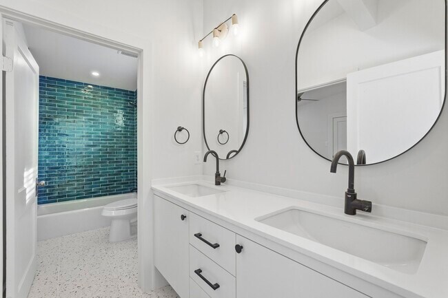 Building Photo - 2122 Hardy St