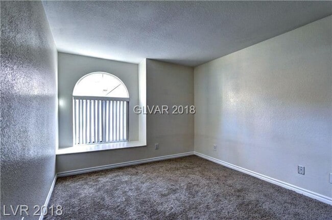 Building Photo - Great Location- 3 bedroom Condo