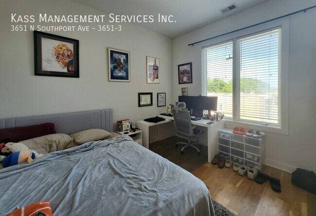 Building Photo - Newer Construction Prime Southport Corrido...