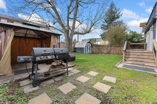 Building Photo - Stunning Craftsmen Beauty 3/1.5  bath 2000 sf! -ALBERTA/CONCORDIA