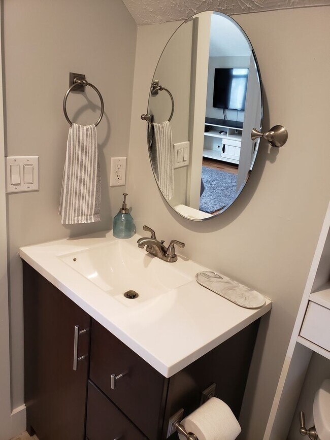 Building Photo - Ideal West Nashville Location!