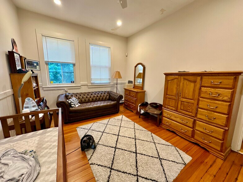 Building Photo - 61 Pond St