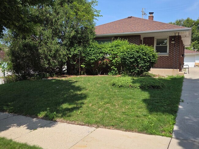 Building Photo - 2306 S 85th St