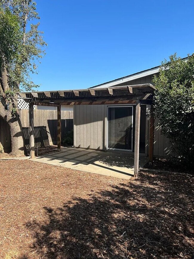 Building Photo - Charming 3 Bedroom, 2 Bath Halfplex in Southwest Woodland