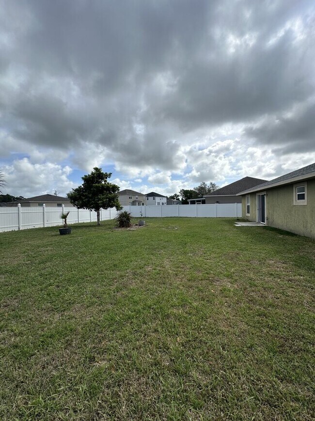 Building Photo - Spacious 4 bed 2 bath, 2 car garage with fenced-in backyard in Poinciana Neighborhood
