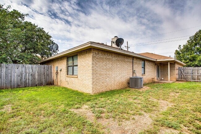 Building Photo - Fully updated 2/1.5/1 in Frenship!