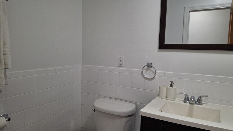 Full bathroom - 330 Hudson St