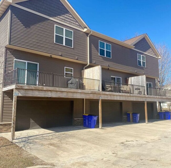 Building Photo - $1,950 | 3 Bedroom, 2.5 Bathroom Town Home...