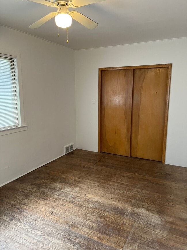 Building Photo - 3 bedroom - 1 bath  $1095/month