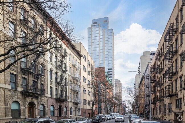 Building Photo - The Monarch