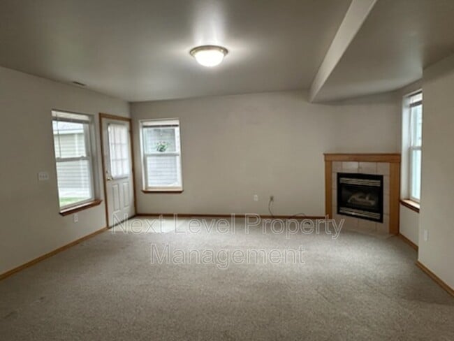 Building Photo - 1975 Greatview Dr