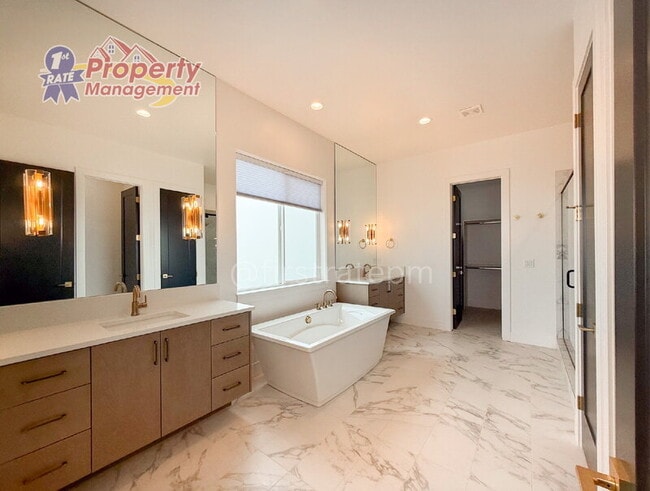 Building Photo - 3024 E Parulo Dr