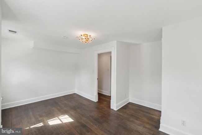 Building Photo - 5305 Saratoga Ave